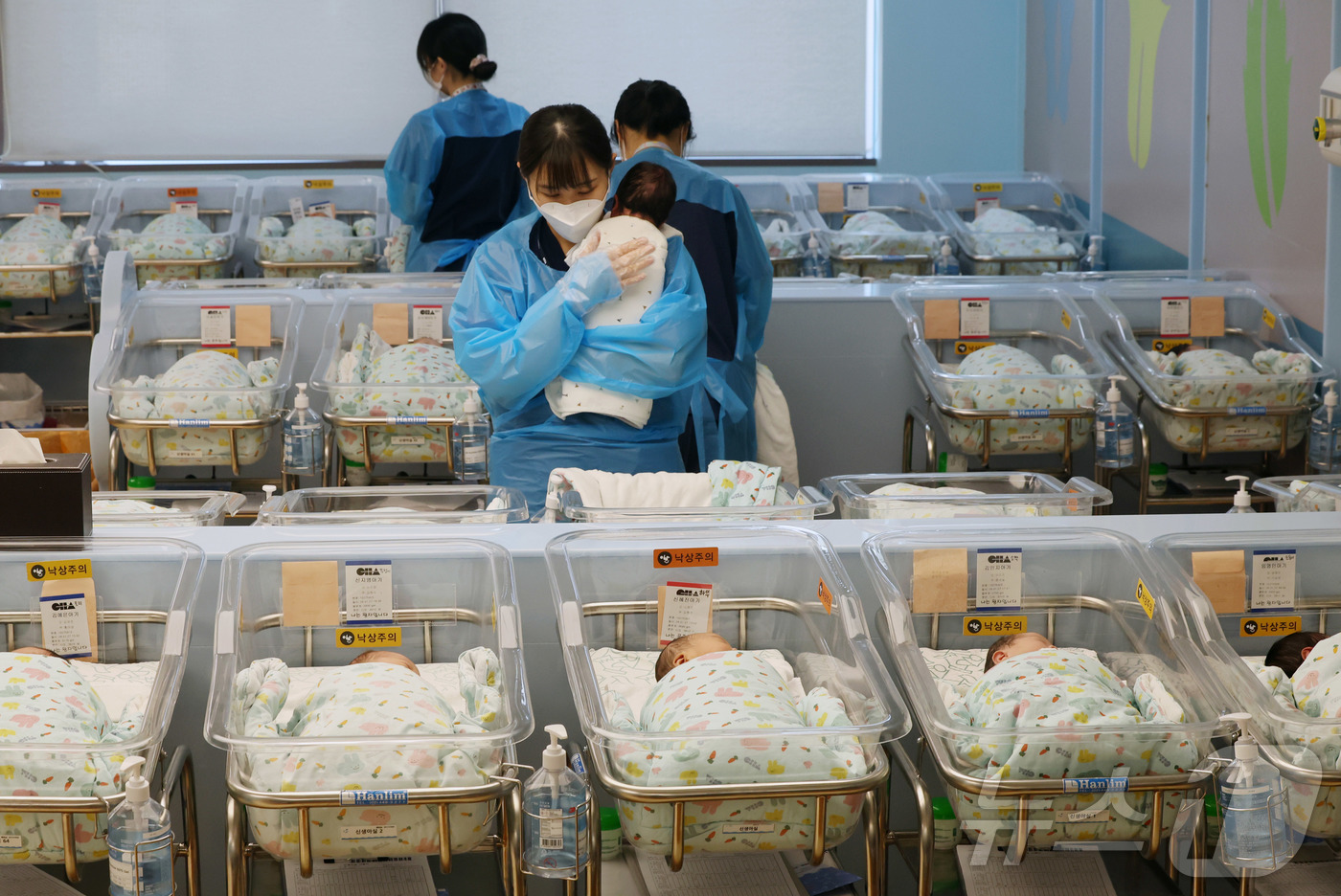 (고양=뉴스1) 황기선 기자 = 28일 경기 고양시 일산차병원 신생아실에서 간호사가 아기를 돌보고 있다.이날 국가데이터처가 발표한 '2025년 11월 인구동향'에 따르면 지난해 1 …