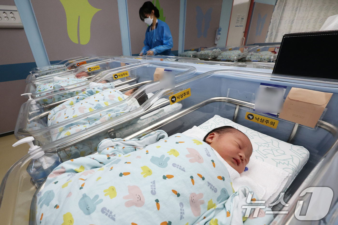 (고양=뉴스1) 황기선 기자 = 28일 경기 고양시 일산차병원 신생아실에서 간호사가 아기를 돌보고 있다.이날 국가데이터처가 발표한 '2025년 11월 인구동향'에 따르면 지난해 1 …