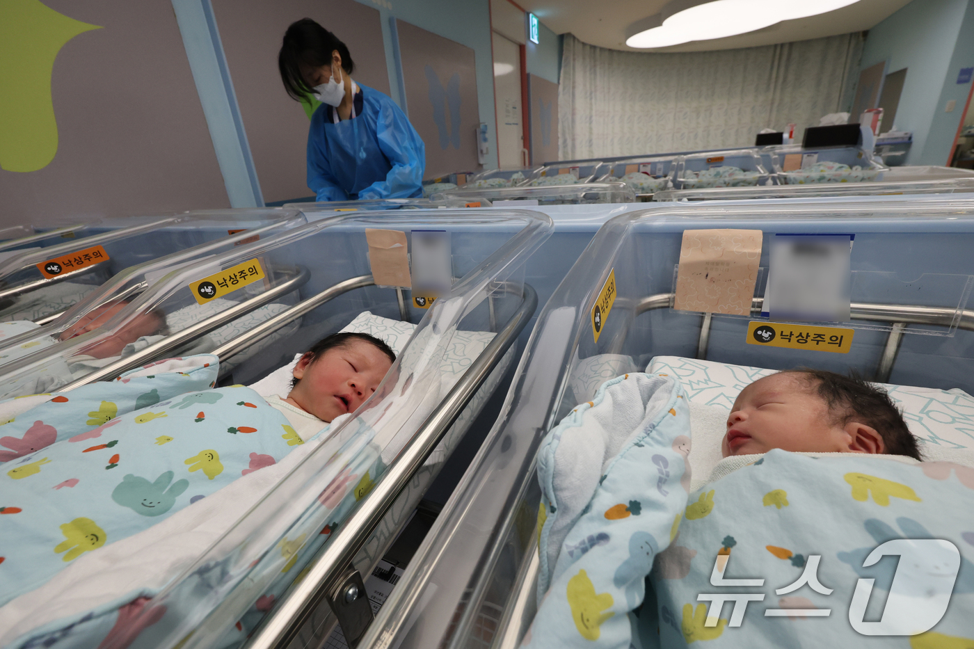 (고양=뉴스1) 황기선 기자 = 28일 경기 고양시 일산차병원 신생아실에서 간호사가 아기를 돌보고 있다.이날 국가데이터처가 발표한 '2025년 11월 인구동향'에 따르면 지난해 1 …