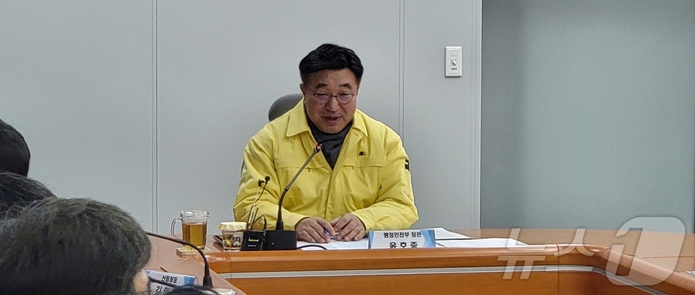 (원주=뉴스1) 신관호 기자 = 윤호중 행정안전부 장관이 28일 오후 강원 원주시 산림항공본부에서 '산림재난 대응태세 현장점검'하며 인사말을 하고 있다. 2026.1.28/뉴스1