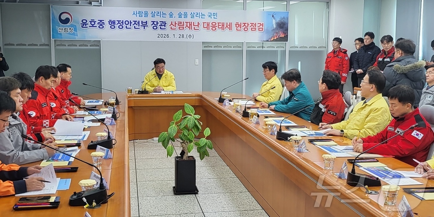 (원주=뉴스1) 신관호 기자 = 윤호중 행정안전부 장관이 28일 오후 강원 원주시 산림항공본부에서 '산림재난 대응태세 현장점검'하며 인사말을 하고 있다. 2026.1.28/뉴스1