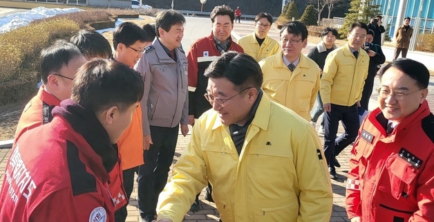 \"봄철 산불 대비에 최선을\"…윤호중, 산림항공본부 점검