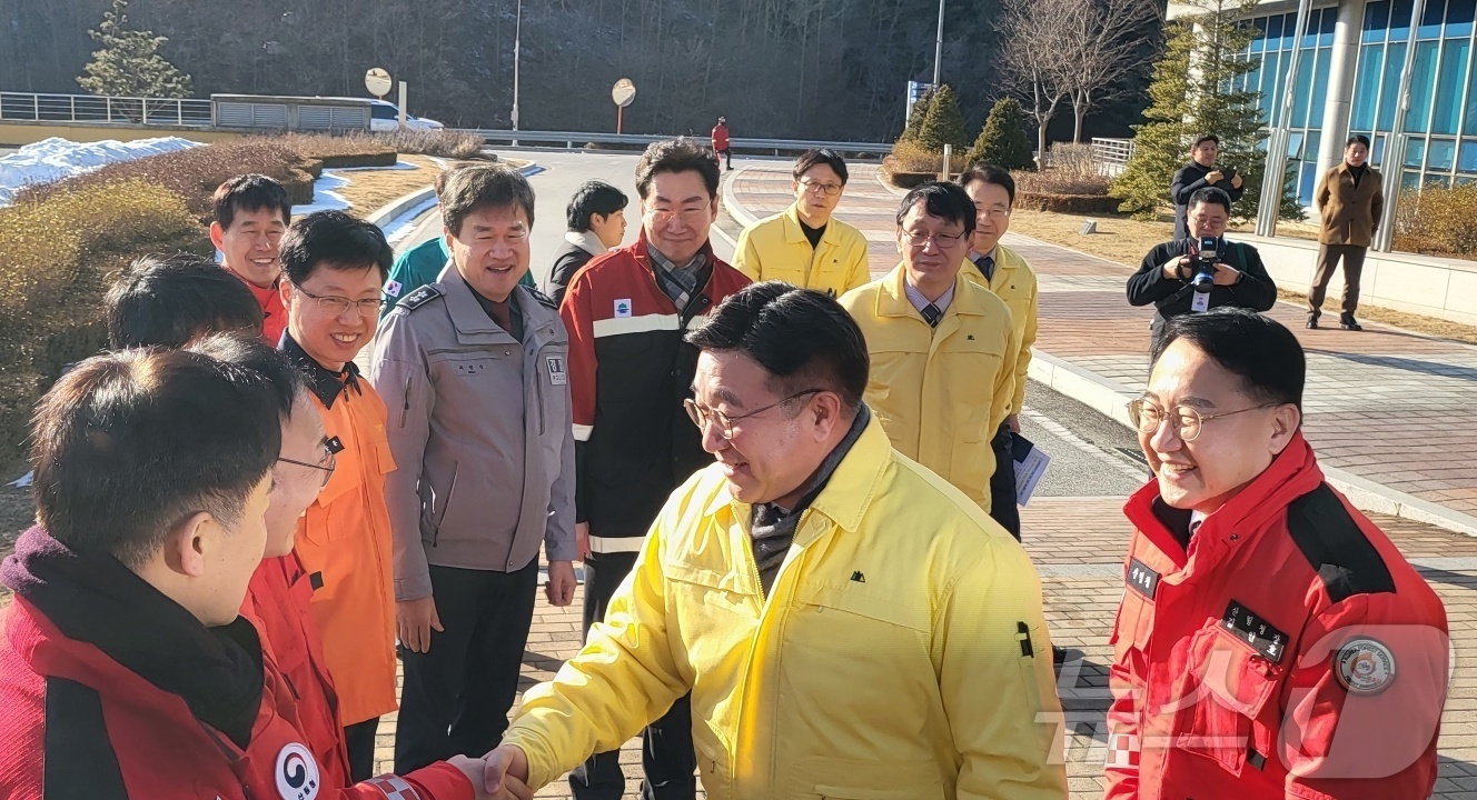 (원주=뉴스1) 신관호 기자 = 윤호중 행정안전부 장관이 28일 오후 산림재난 대응태세 현장점검을 위해 강원 원주시 산림항공본부를 찾은 가운데, 산림항공본부를 비롯한 유관기관 관계 …