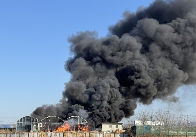 평택 소사동 창고용 비닐하우스 화재…1명 대피