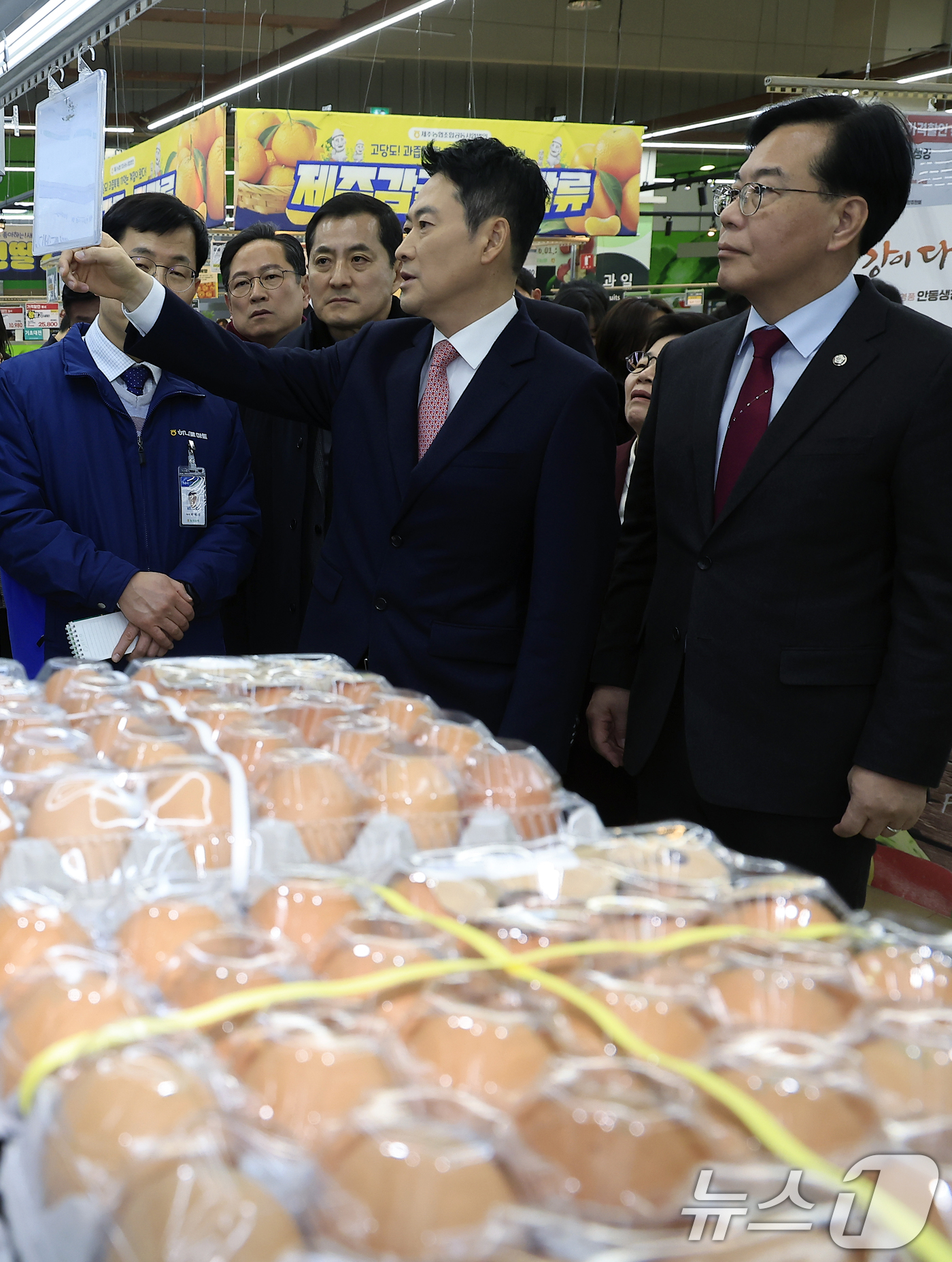 (서울=뉴스1) 박정호 기자 = 국민의힘 장동혁 대표와 송언석 원내대표 등이 28일 오후 물가점검 현장방문으로 서울 서초구 청계산로 하나로마트 양재점을 찾아 박혜성 지사장의 설명을 …