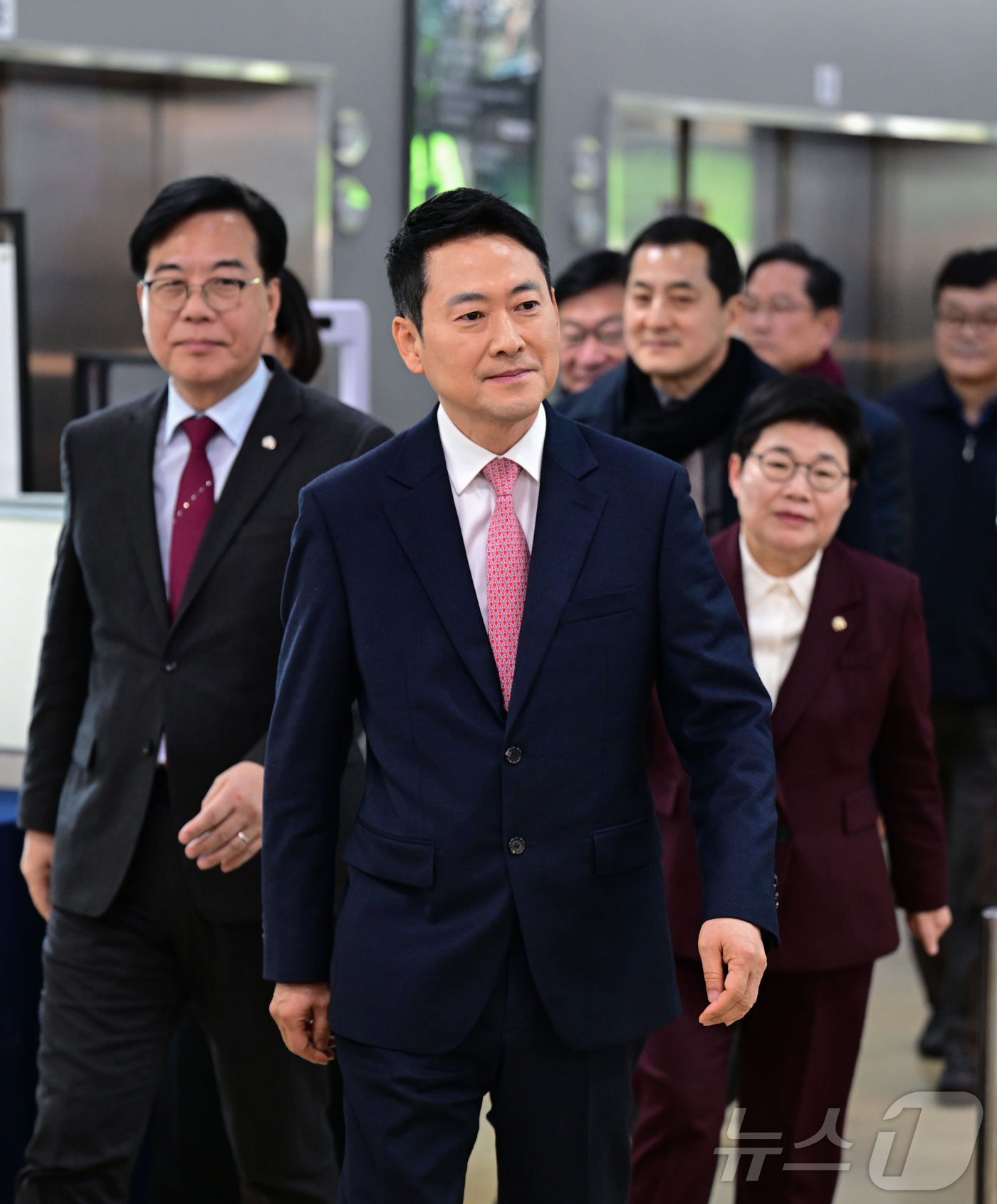 (서울=뉴스1) 박정호 기자 = 단식 종료 후 당무에 복귀한 장동혁 국민의힘 대표가 28일 서울 서초구 하나로마트 양재점을 찾아 설 맞이 물가 점검에 나서고 있다. 왼쪽부터 송언석 …