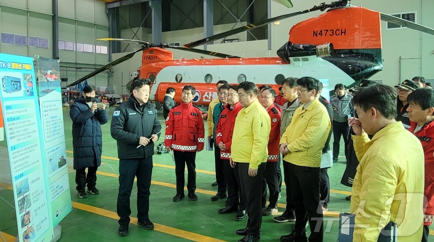 (원주=뉴스1) 신관호 기자 = 윤호중 행정안전부 장관이 28일 오후 산림재난 대응태세 현장점검을 위해 강원 원주시 산림항공본부를 방문해 산불진화 헬기를 살펴보고 있다. 2026. …