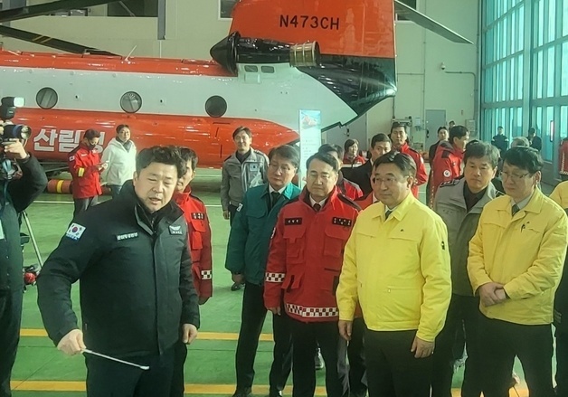 산불 진화 헬기 살피는 윤호중 행안부 장관