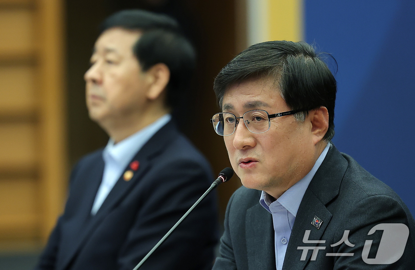 (서울=뉴스1) 김성진 기자 = 김성환 기후에너지환경부 장관(오른쪽)이 28일 서울 중구 대한상공회의소에서 열린 민관합동 K-GX 추진단 출범식에서 발언하고 있다. 왼쪽은 구윤철 …