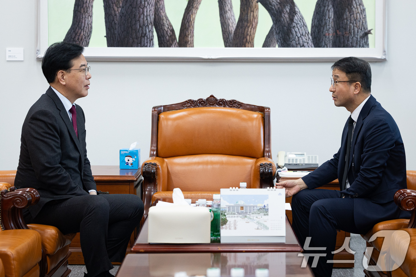 (서울=뉴스1) 유승관 기자 = 더불어민주당 한병도(오른쪽), 국민의힘 송언석 원내대표가 28일 서울 여의도 국회에서 회동하고 있다. 2026.1.28/뉴스1