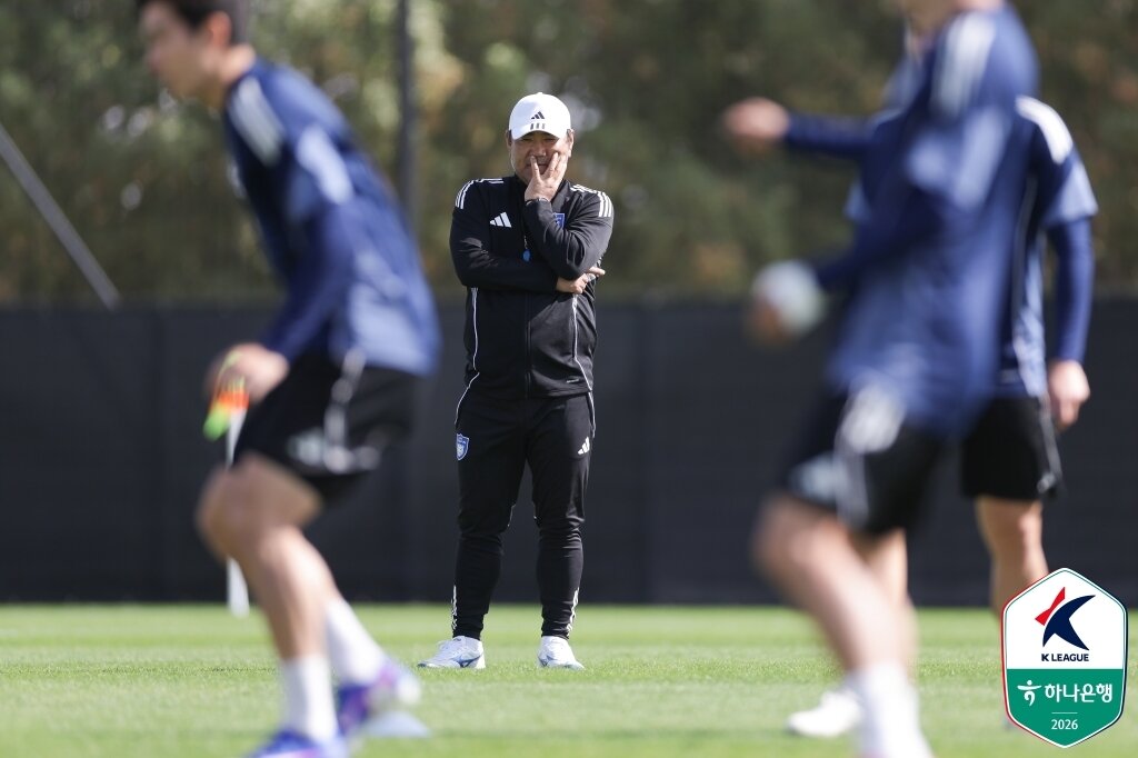 본문 이미지 - 울산 HD 동계 훈련을 지켜보는 김현석 감독. (한국프로축구연맹 제공)