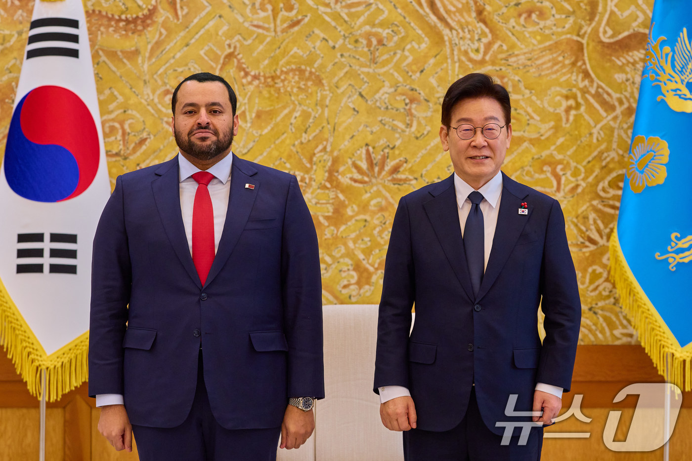 (서울=뉴스1) 이재명 기자 = 이재명 대통령이 28일 청와대에서 모하메드 빈 압둘아지즈 알-쿨라이피 카타르 국왕 특사를 접견하고 있다. (청와대 제공. 재판매 및 DB 금지) 2 …