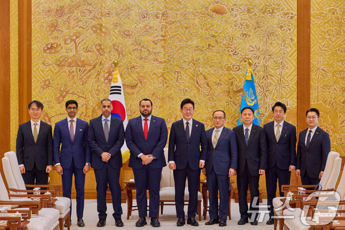 (서울=뉴스1) 이재명 기자 = 이재명 대통령이 28일 청와대에서 모하메드 빈 압둘아지즈 알-쿨라이피 카타르 국왕 특사를 접견하고 있다. (청와대 제공. 재판매 및 DB 금지) 2 …