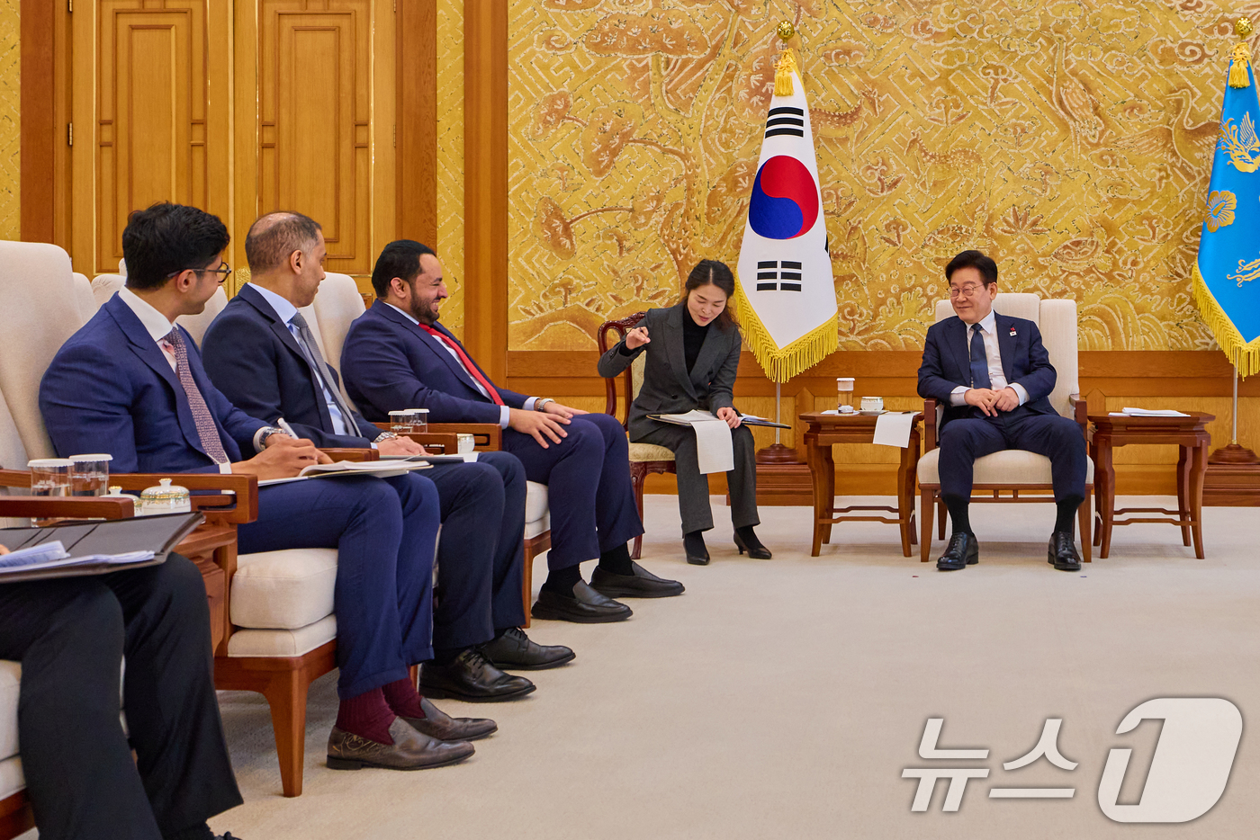 (서울=뉴스1) 이재명 기자 = 이재명 대통령이 28일 청와대에서 모하메드 빈 압둘아지즈 알-쿨라이피 카타르 국왕 특사를 접견하고 있다. (청와대 제공. 재판매 및 DB 금지) 2 …