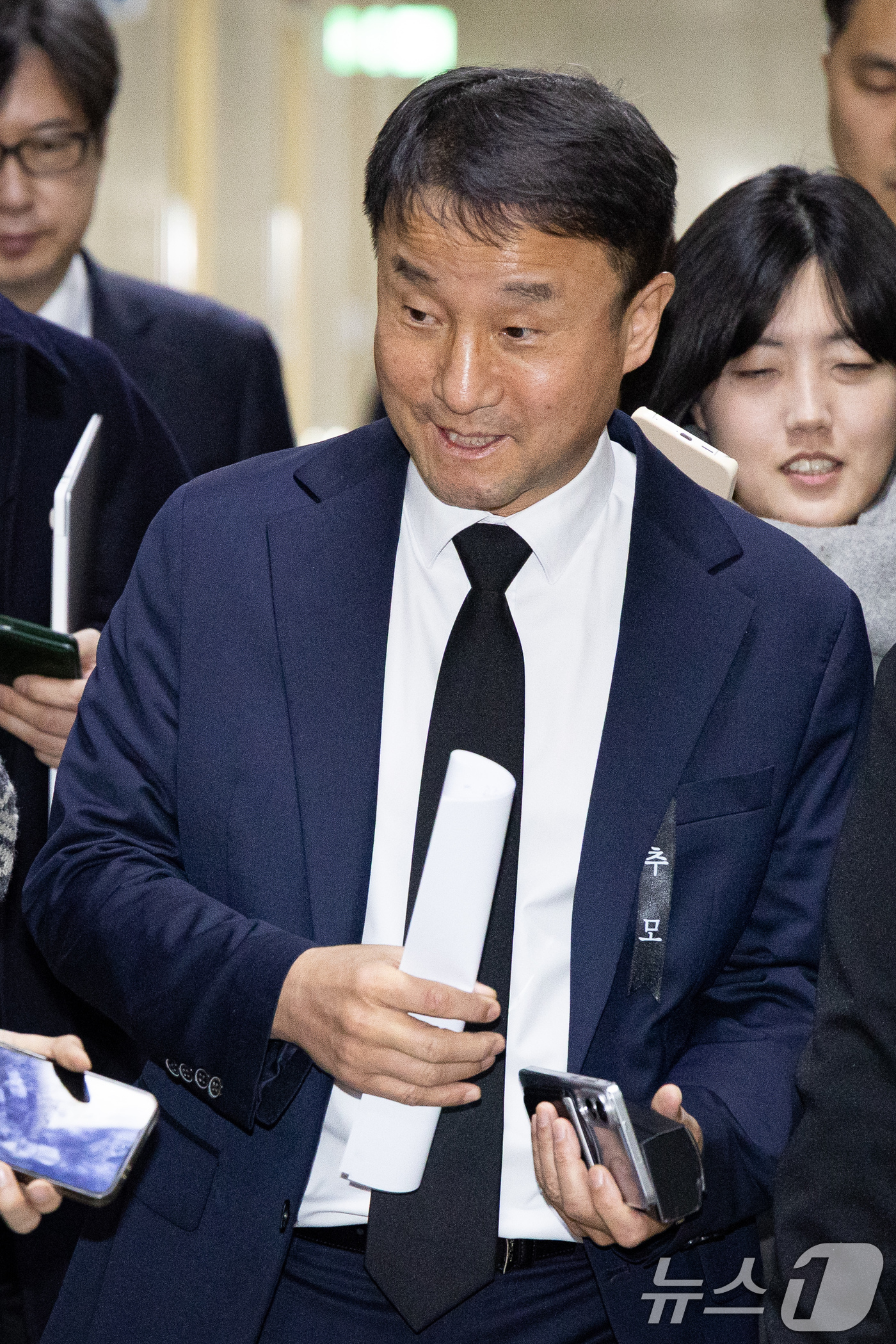 (서울=뉴스1) 유승관 기자 = 한병도 더불어민주당 원내대표가 28일 서울 여의도 국회에서 송언석 국민의힘 원내대표와 회동하기 위에 운영위원장실로 들어서고 있다. 2026.1.28 …