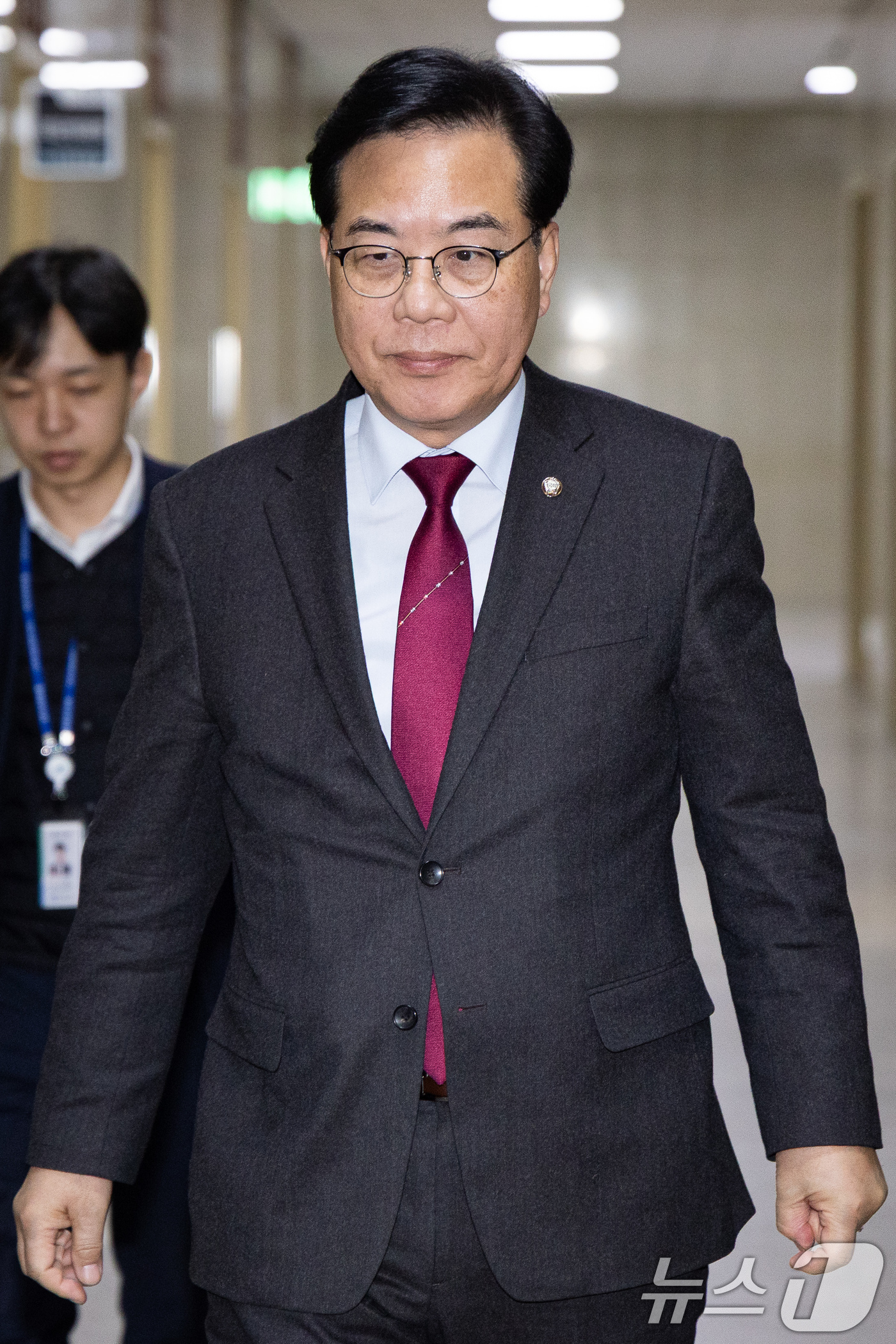 (서울=뉴스1) 유승관 기자 = 송언석 국민의힘 원내대표가 28일 서울 여의도 국회에서 한병도 더불어민주당 원내대표와 회동하기 위에 운영위원장실로 들어서고 있다. 2026.1.28 …