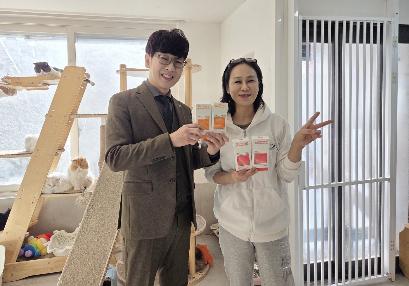 본문 이미지 - 28일 신준호 어반포즈 대표(왼쪽)가 서울 용산구 나비야사랑해 보호소에 방문해 닥터헤리엇 신제품을 후원하고 유주연 나비야사랑해 대표와 기념 사진을 찍고 있다. ⓒ 뉴스1 한송아 기자