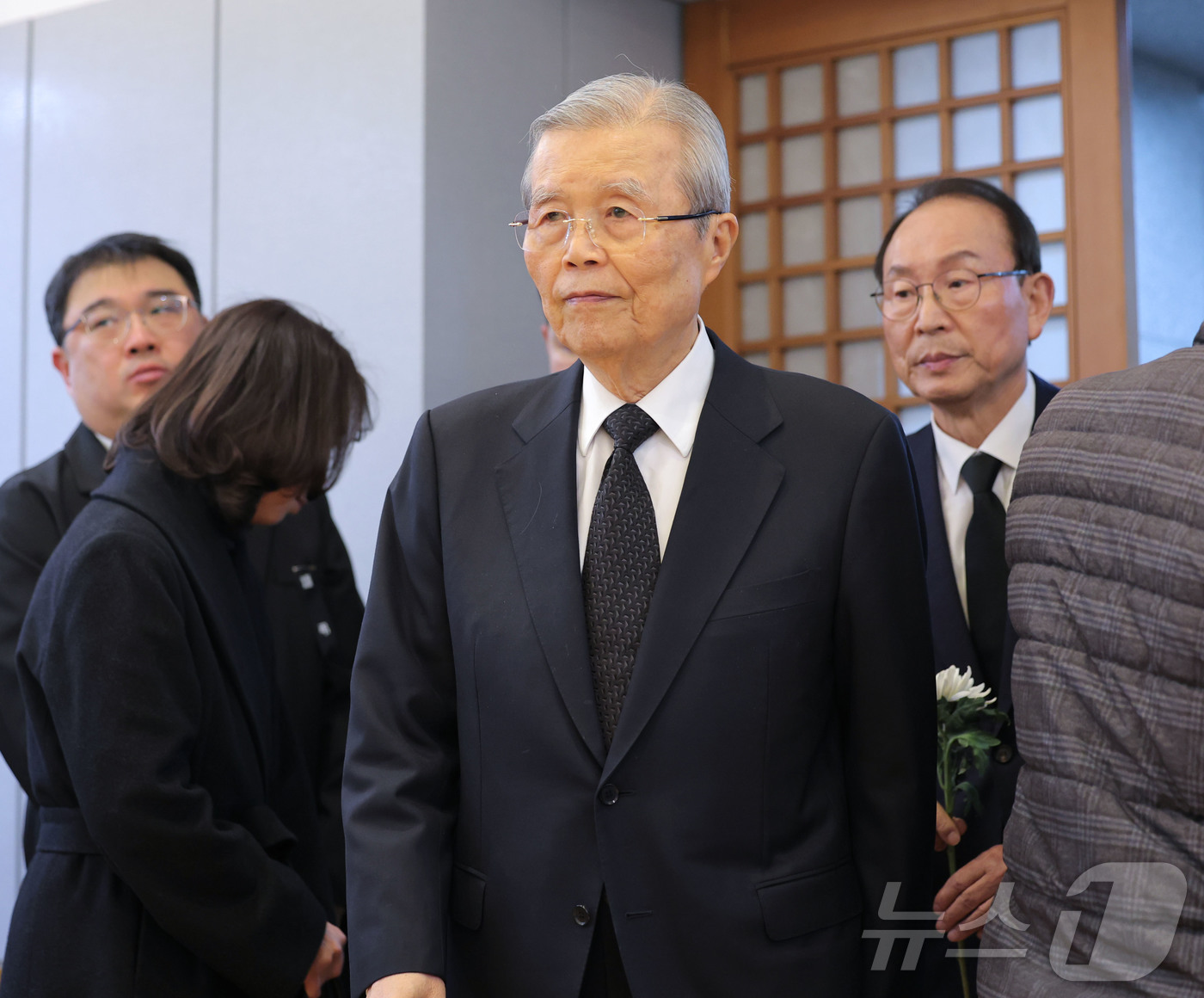 (서울=뉴스1) 사진공동취재단 = 김종인 전 국민의힘 비상대책위원장이 28일 서울 종로구 서울대학교병원 장례식장에 마련된 고 이해찬 전 국무총리의 빈소를 찾아 조문하고 있다. 20 …