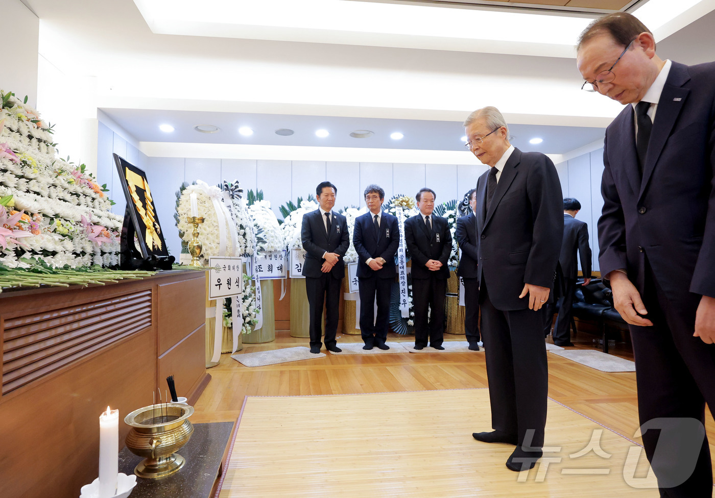 (서울=뉴스1) 사진공동취재단 = 김종인 전 국민의힘 비상대책위원장이 28일 서울 종로구 서울대학교병원 장례식장에 마련된 고 이해찬 전 국무총리의 빈소를 찾아 조문하고 있다. 20 …