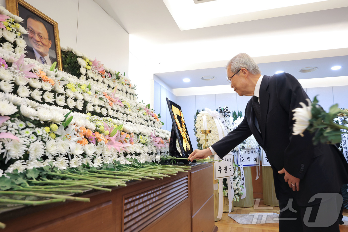 (서울=뉴스1) 사진공동취재단 = 김종인 전 국민의힘 비상대책위원장이 28일 서울 종로구 서울대학교병원 장례식장에 마련된 고 이해찬 전 국무총리의 빈소를 찾아 조문하고 있다. 20 …