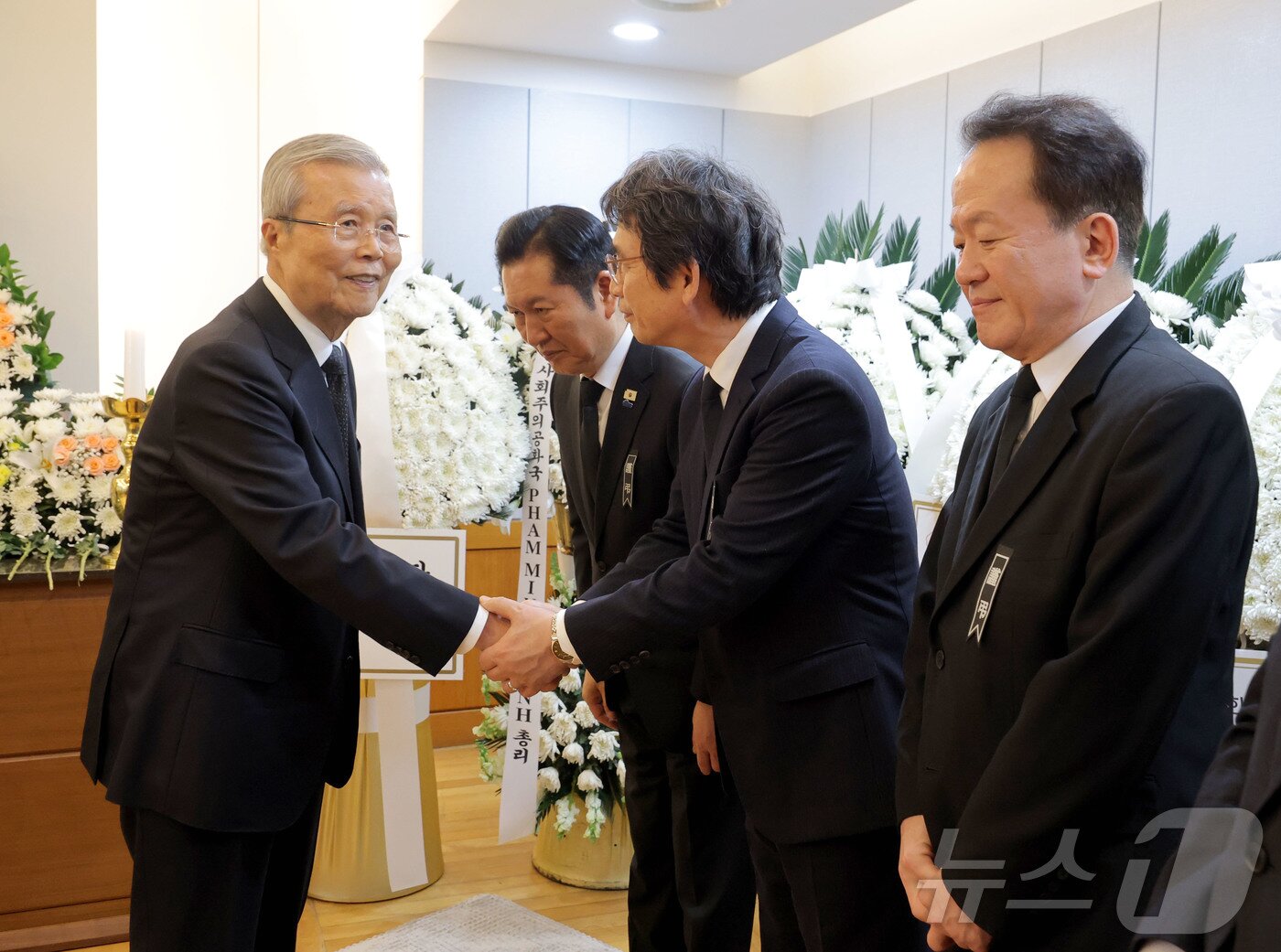 본문 이미지 - 김종인 전 국민의힘 비상대책위원장이 28일 서울 종로구 서울대학교병원 장례식장에 마련된 고 이해찬 전 국무총리의 빈소를 찾아 유시민 전 노무현재단 이사장과 인사하고 있다. 2026.1.28/뉴스1 ⓒ News1 사진공동취재단
