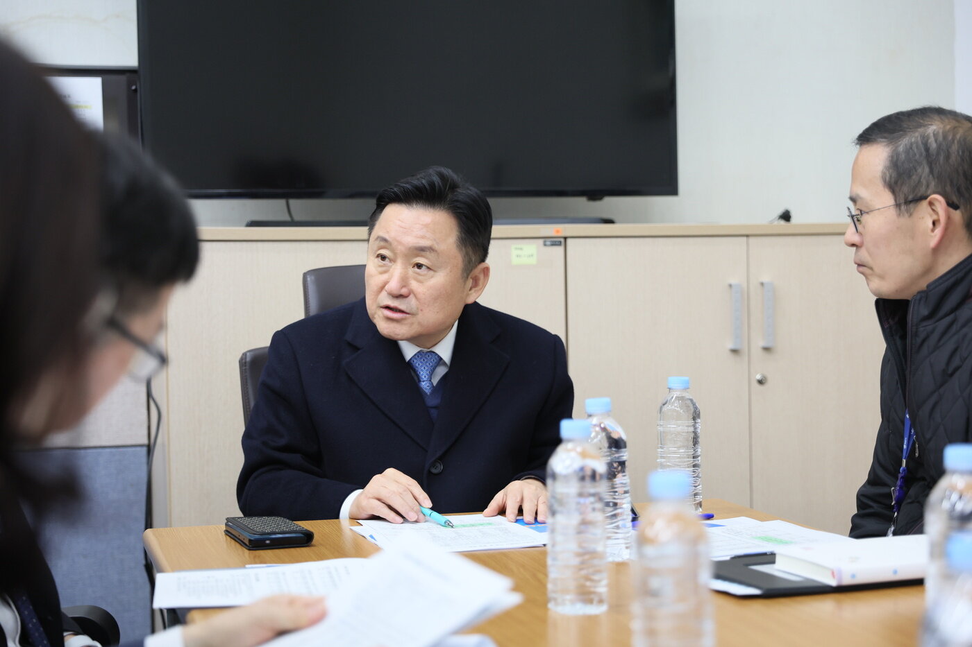 본문 이미지 - 최인호 HUG 사장이 28일 부산 연제구 전세피해지원센터를 방문해 현장 관계자들과 이야기를 나누고 있다.(HUG 제공) / 뉴스1 ⓒ News1