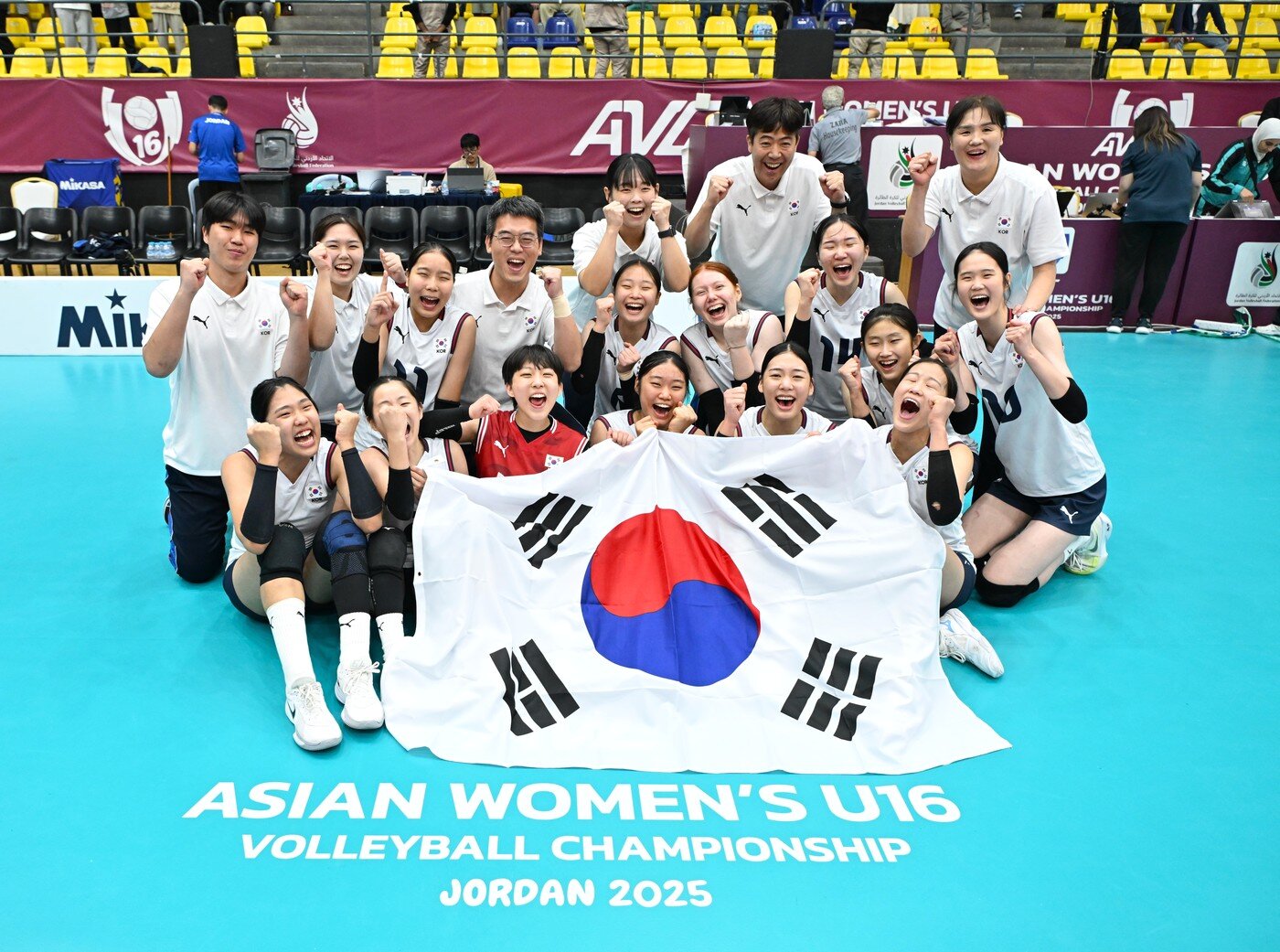 본문 이미지 - 최우수단체상을 수상한 U16 여자배구 대표팀(아시아배구연맹 제공) 