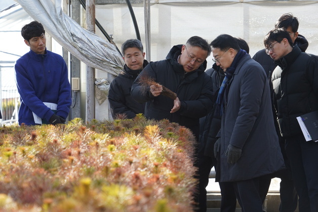 김인호 산림청장, 봄철 나무 심기 대비 국유양묘장 점검