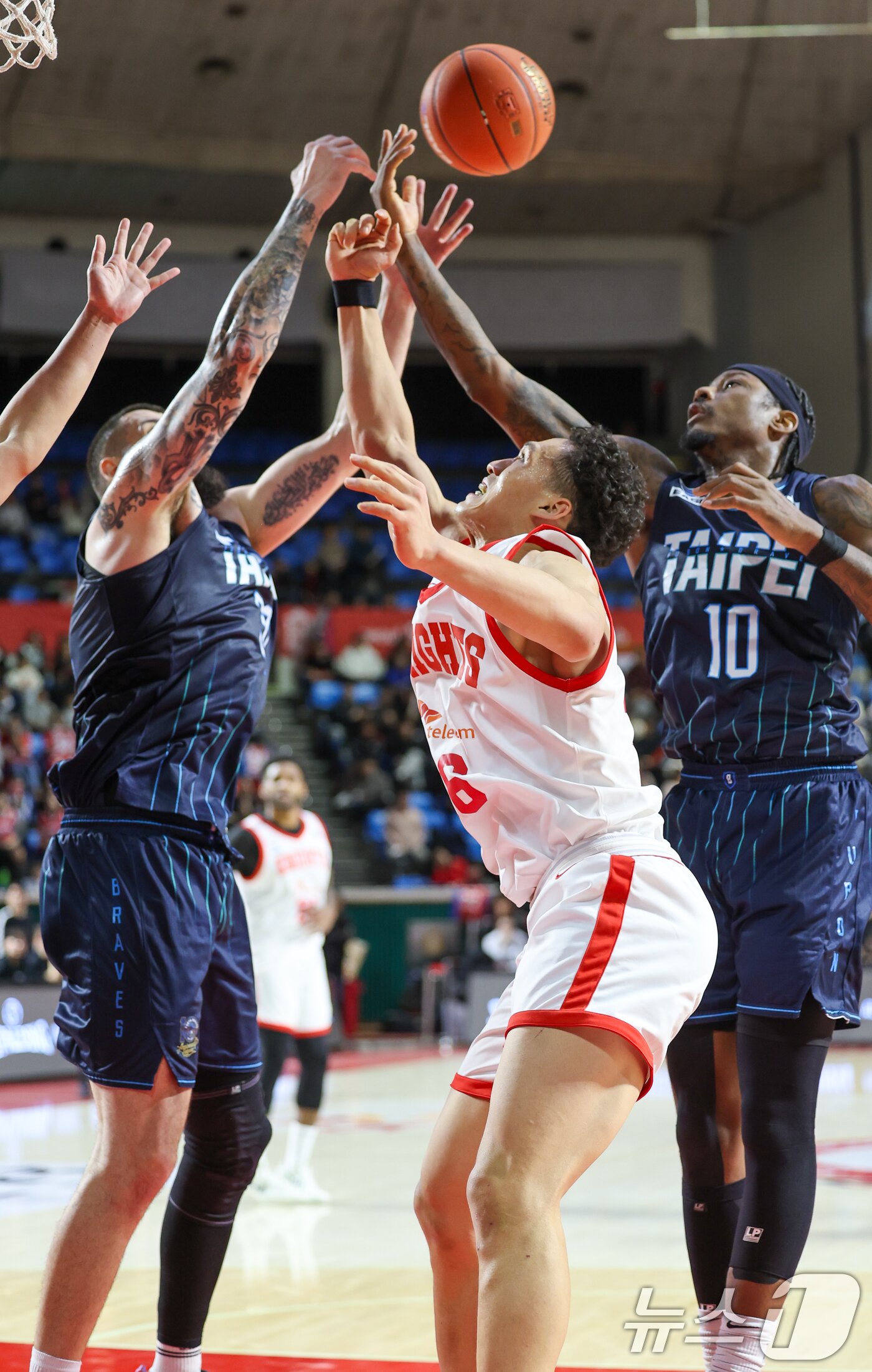 본문 이미지 - 28일 오후 서울 송파구 잠실학생체육관에서 열린 2025-2026 동아시아 슈퍼리그(EASL) 서울 SK나이츠와 타이베이 푸본 브레이브스의 경기, SK 에디 다니엘이 푸본 브레이브스 아치 굿윈 등과 리바운드를 다투고 있다. 2026.1.28/뉴스1 ⓒ News1 안은나 기자