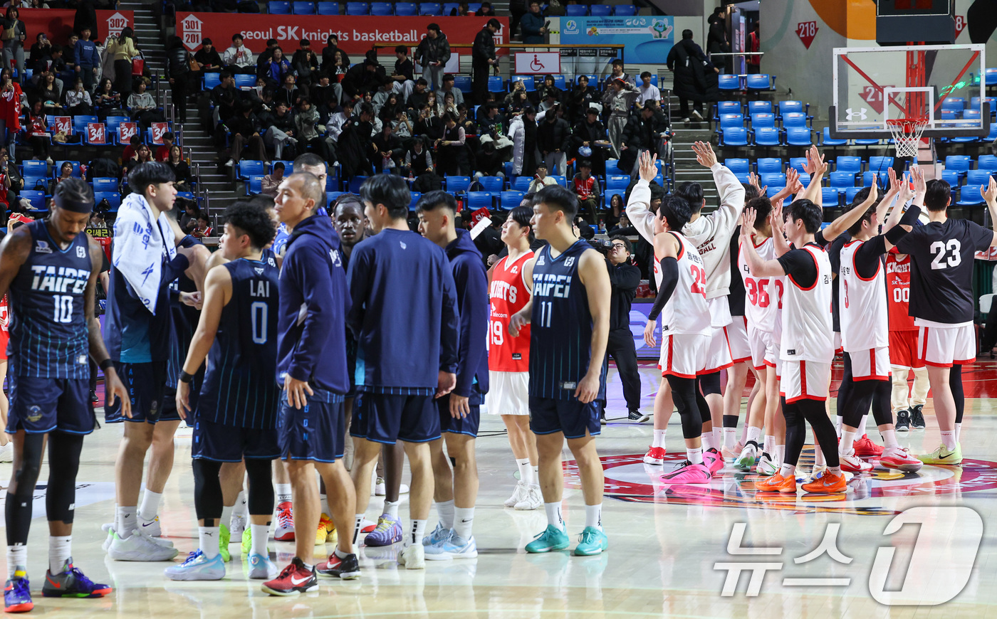 (서울=뉴스1) 안은나 기자 = 28일 오후 서울 송파구 잠실학생체육관에서 열린 2025-2026 동아시아 슈퍼리그(EASL) 서울 SK나이츠와 타이베이 푸본 브레이브스의 경기에서 …