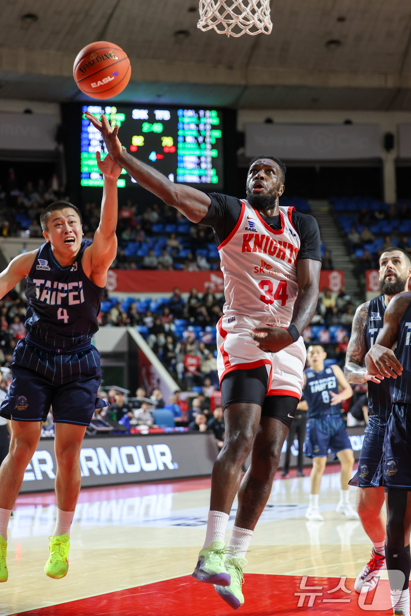 (서울=뉴스1) 안은나 기자 = 28일 오후 서울 송파구 잠실학생체육관에서 열린 2025-2026 동아시아 슈퍼리그(EASL) 서울 SK나이츠와 타이베이 푸본 브레이브스의 경기, …
