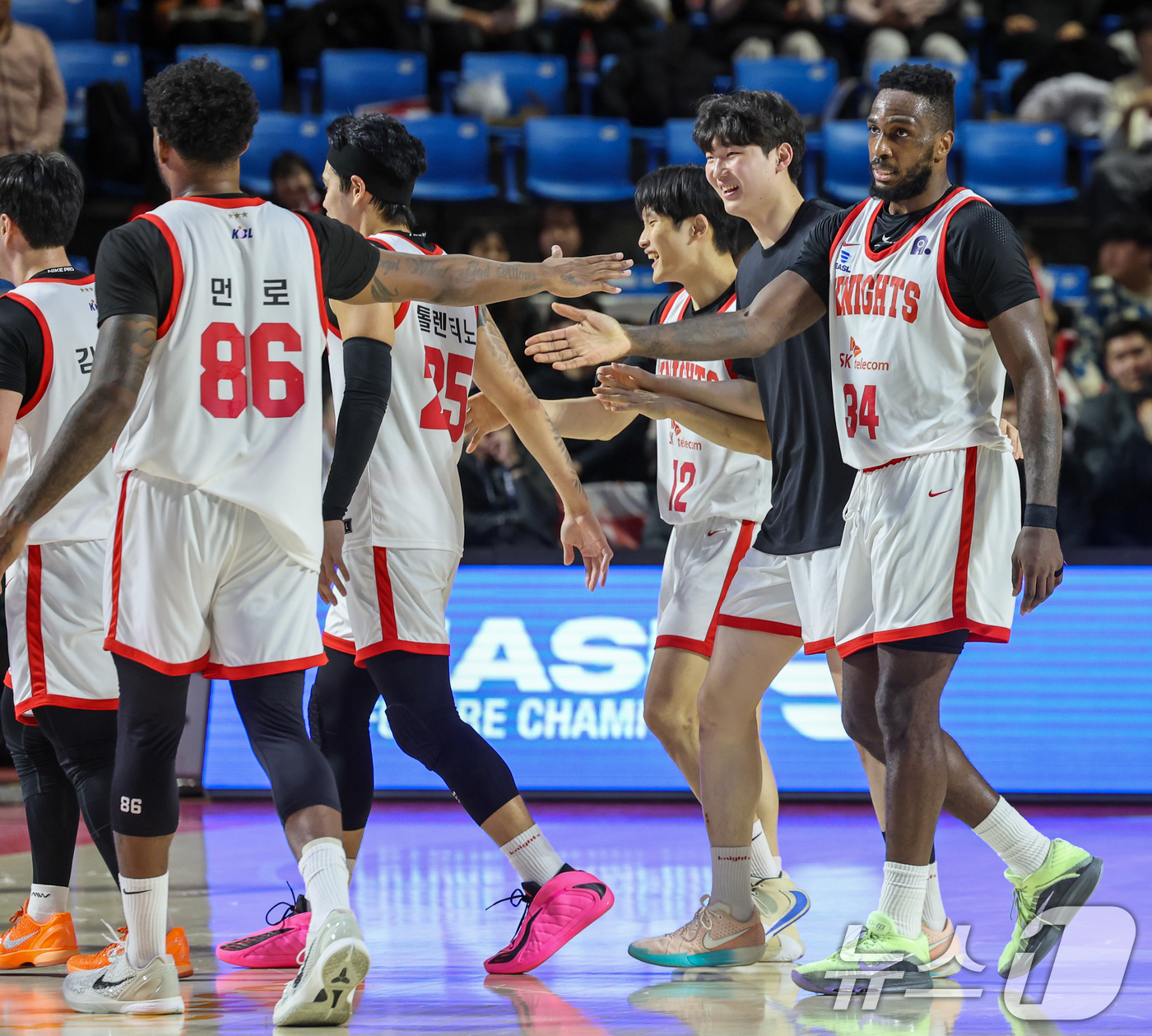 (서울=뉴스1) 안은나 기자 = 28일 오후 서울 송파구 잠실학생체육관에서 열린 2025-2026 동아시아 슈퍼리그(EASL) 서울 SK나이츠와 타이베이 푸본 브레이브스의 경기, …