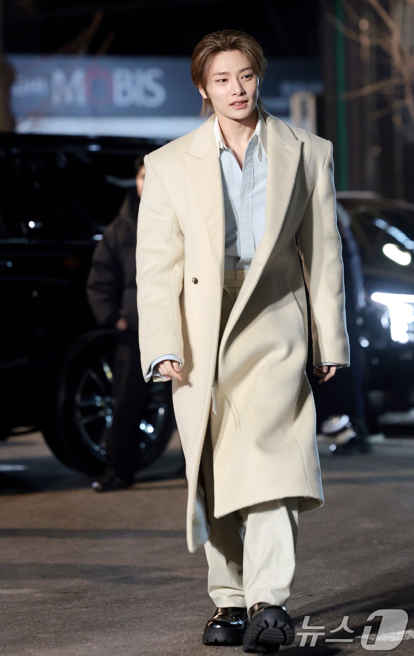 아이엔, 근사한 차림으로 성수동 포착