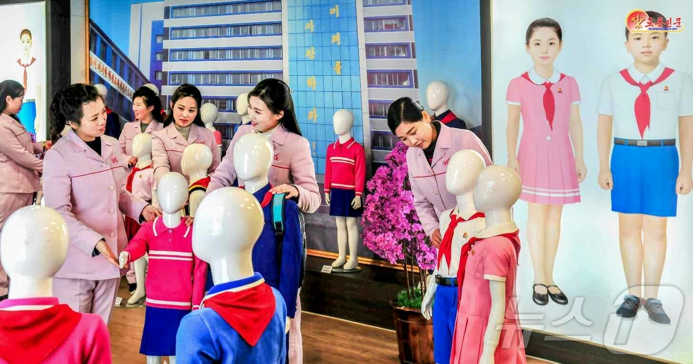 (평양 노동신문=뉴스1) = 북한 노동당 기관지 노동신문은 28일 평양학생교복공장에서 어린이들을 위한 교복을 제작했다고 보도했다. [국내에서만 사용가능. 재배포 금지. DB 금지. …