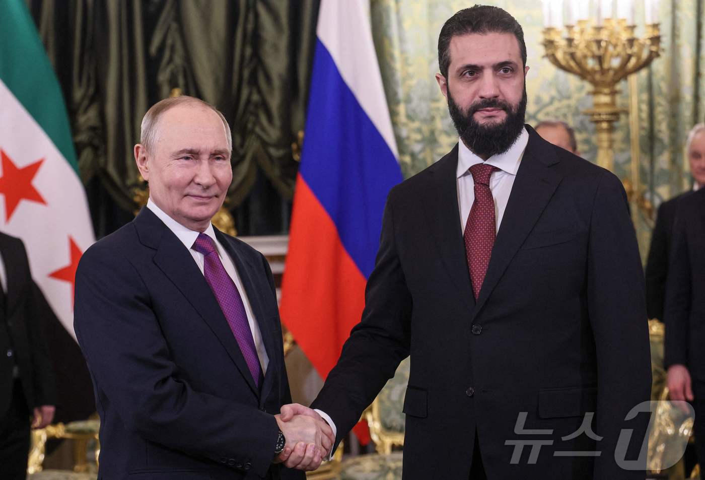 (모스크바 AFP=뉴스1) 이창규 기자 = 블라디미르 푸틴 러시아 대통령이 28일(현지시간) 크렘린궁에서 아메드 알샤라 시리아 임시 대통령을 만나 악수를 하고 있다. 2026.1. …