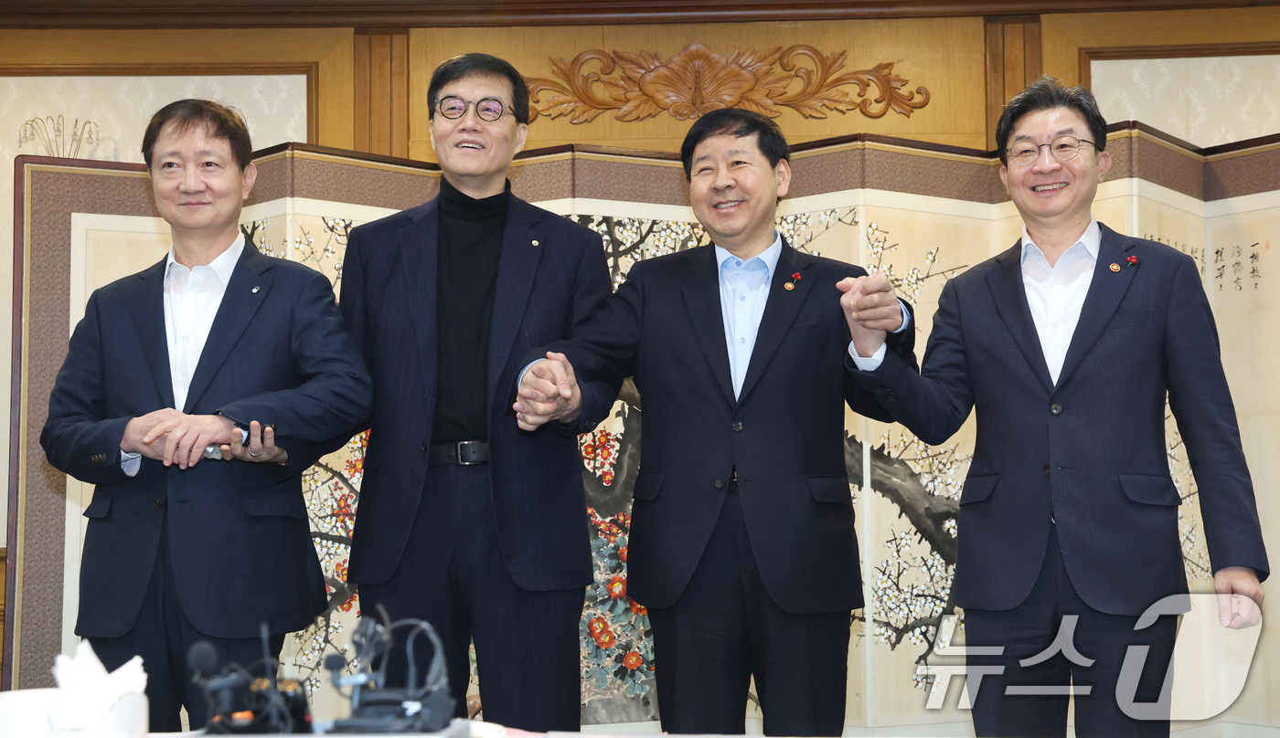 (서울=뉴스1) 임세영 기자 = 이찬진 금융감독원 원장(왼쪽부터), 이창용 한국은행 총재, 구윤철 경제부총리 겸 재정경제부 장관, 이억원 금융위원회 위원장이 29일 서울 종로구 정 …