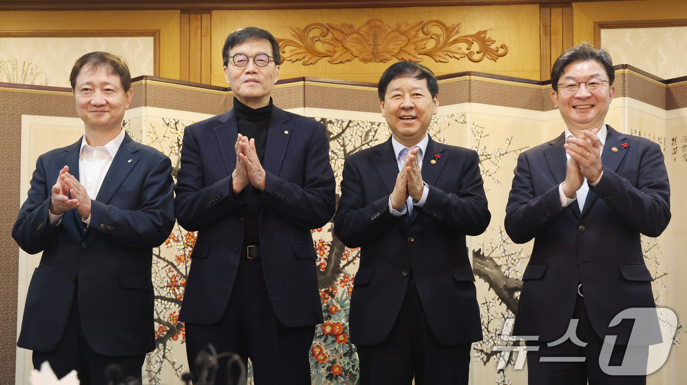 (서울=뉴스1) 임세영 기자 = 이찬진 금융감독원 원장(왼쪽부터), 이창용 한국은행 총재, 구윤철 경제부총리 겸 재정경제부 장관, 이억원 금융위원회 위원장이 29일 서울 종로구 정 …