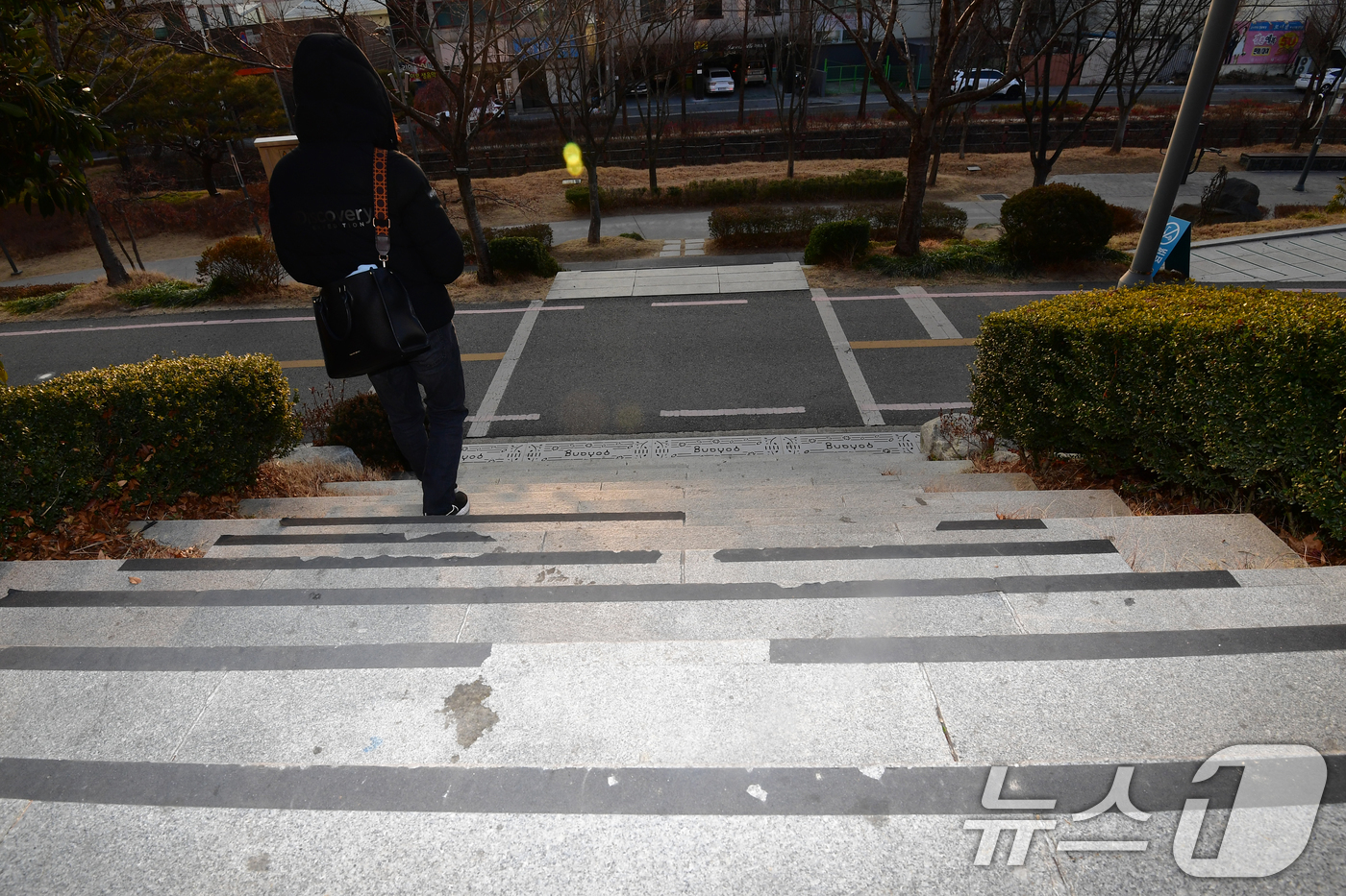 (포항=뉴스1) 최창호 기자 = 29일 경북 포항시 남구 대잠동 철길 숲 계단이 있는 일부구간에서 미끄럼방지 시설이 훼손돼 시민들의 안전을 위협하고 있다. 2026.1.29/뉴스1 …