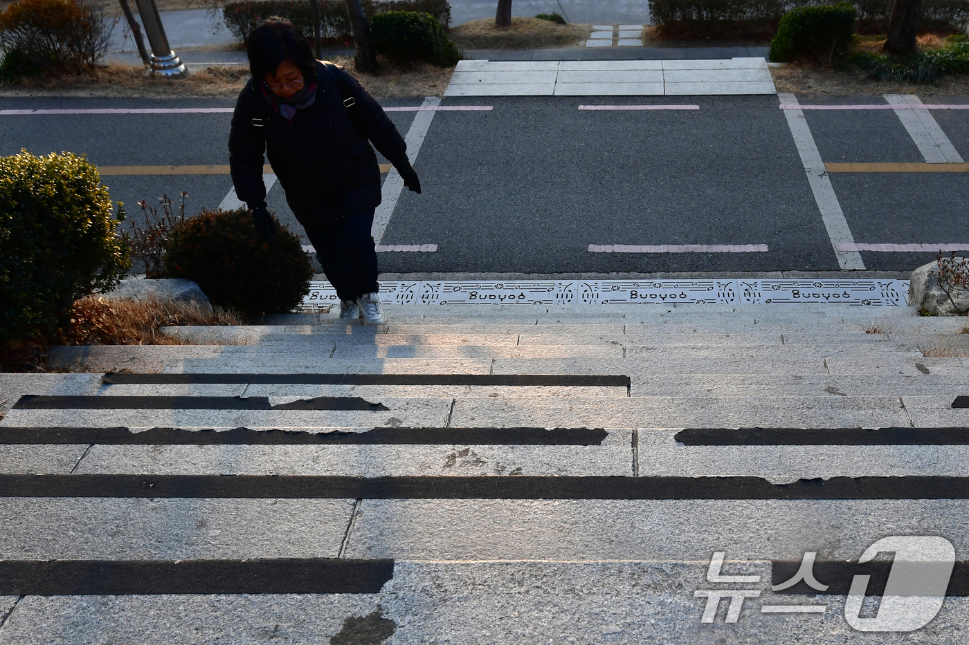 (포항=뉴스1) 최창호 기자 = 29일 경북 포항시 남구 대잠동 철길 숲 계단이 있는 일부구간에서 미끄럼방지 시설이 훼손돼 시민들의 안전을 위협하고 있다. 2026.1.29/뉴스1 …