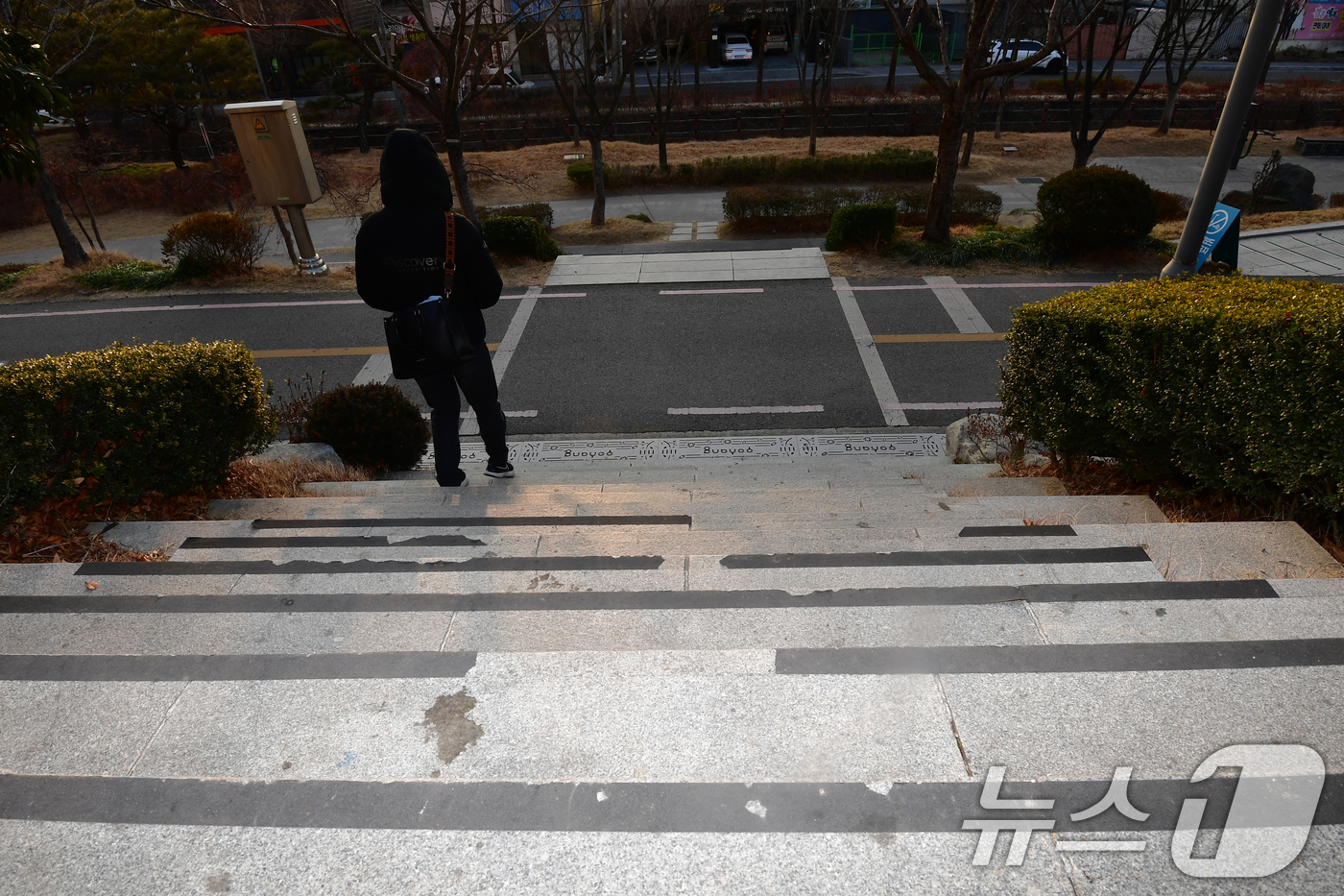 (포항=뉴스1) 최창호 기자 = 29일 경북 포항시 남구 대잠동 철길 숲 계단이 있는 일부구간에서 미끄럼방지 시설이 훼손돼 시민들의 안전을 위협하고 있다. 2026.1.29/뉴스1 …