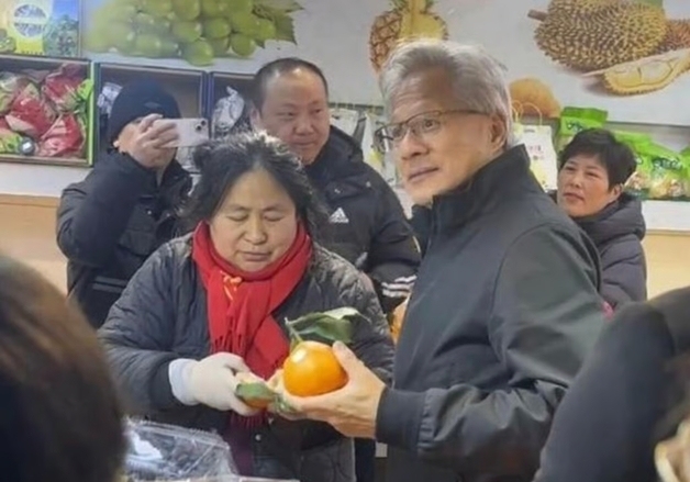 "이 사람 누군데?"…중국 시장서 세뱃돈 뿌린 젠슨황, 상인은 몰라봤다