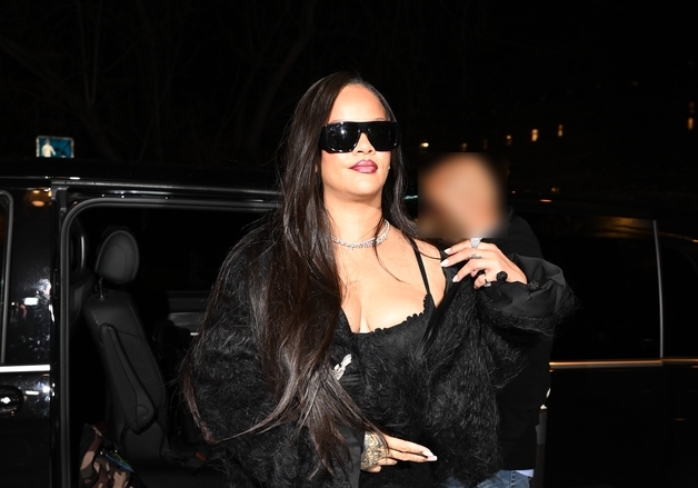 '애셋맘' 리한나, 숨길수 없는 볼륨감…발목에 강렬 타투 [N해외연예]