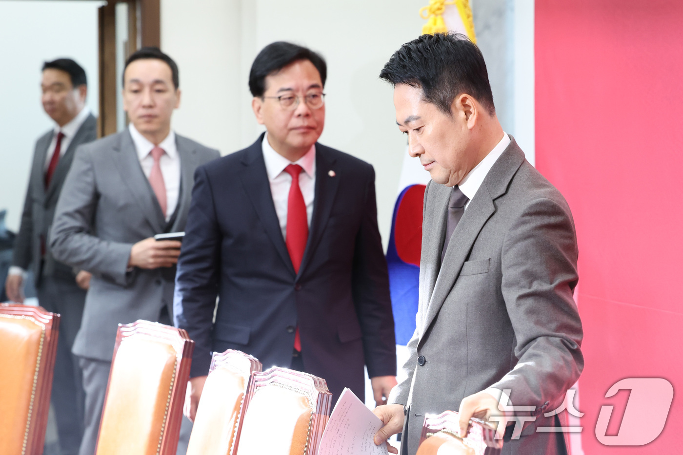 (서울=뉴스1) 신웅수 기자 = 장동혁 국민의힘 대표가 29일 서울 여의도 국회에서 열린 최고위원회의에서 목을 축이고 있다. 2026.1.29/뉴스1