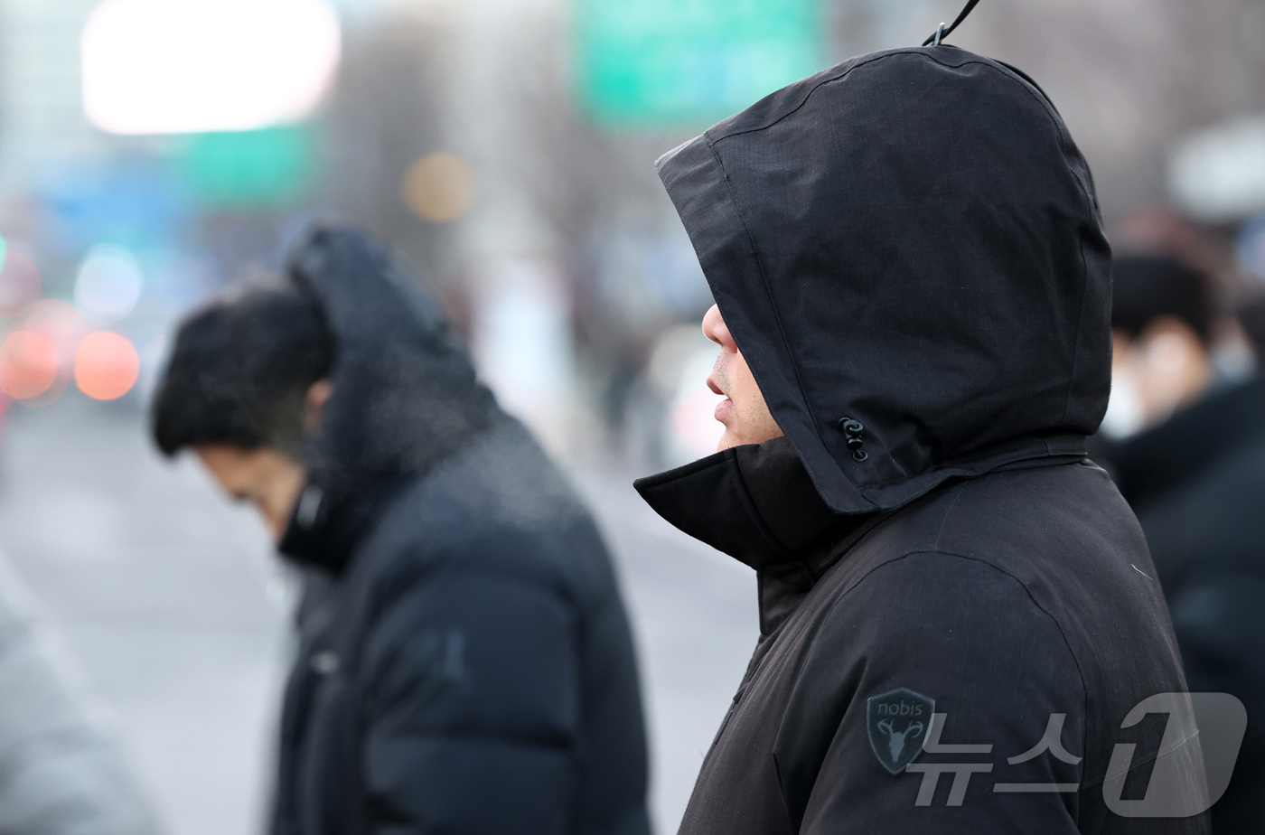 (서울=뉴스1) 최지환 기자 = 연일 강추위가 이어지는 29일 오전 서울 종로구 세종대로 사거리에서 시민들이 이동하고 있다. 2026.1.29/뉴스1