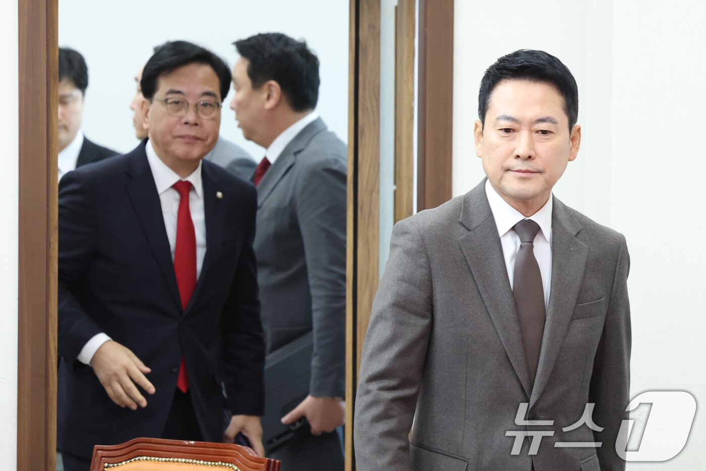 본문 이미지 - 장동혁 국민의힘 대표와 송언석 원내대표가 29일 서울 여의도 국회에서 열린 최고위원회의에 참석하고 있다. 2026.1.29/뉴스1 ⓒ News1 신웅수 기자