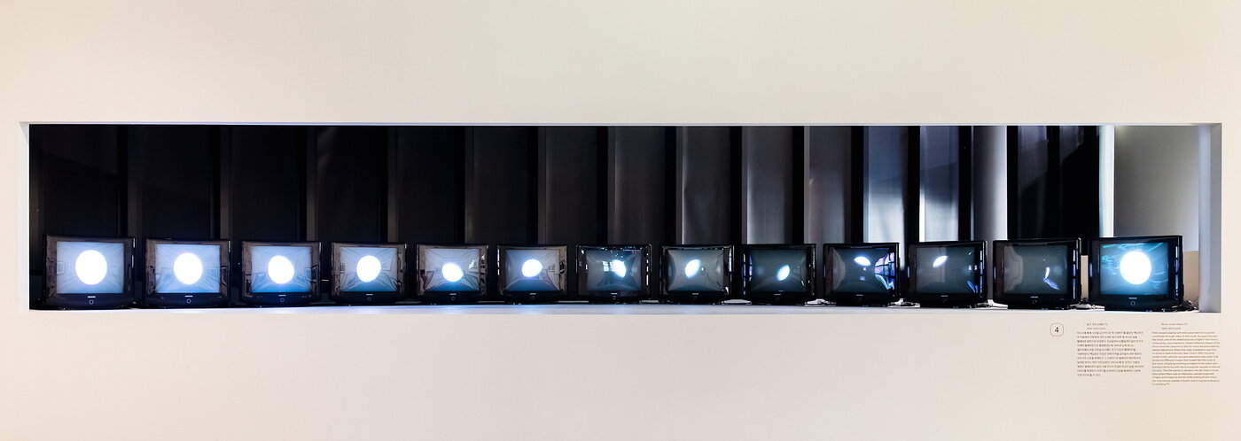 본문 이미지 - 백남준, 달은 가장 오래된 TV, 1965(2000) (백남준아트센터 제공)