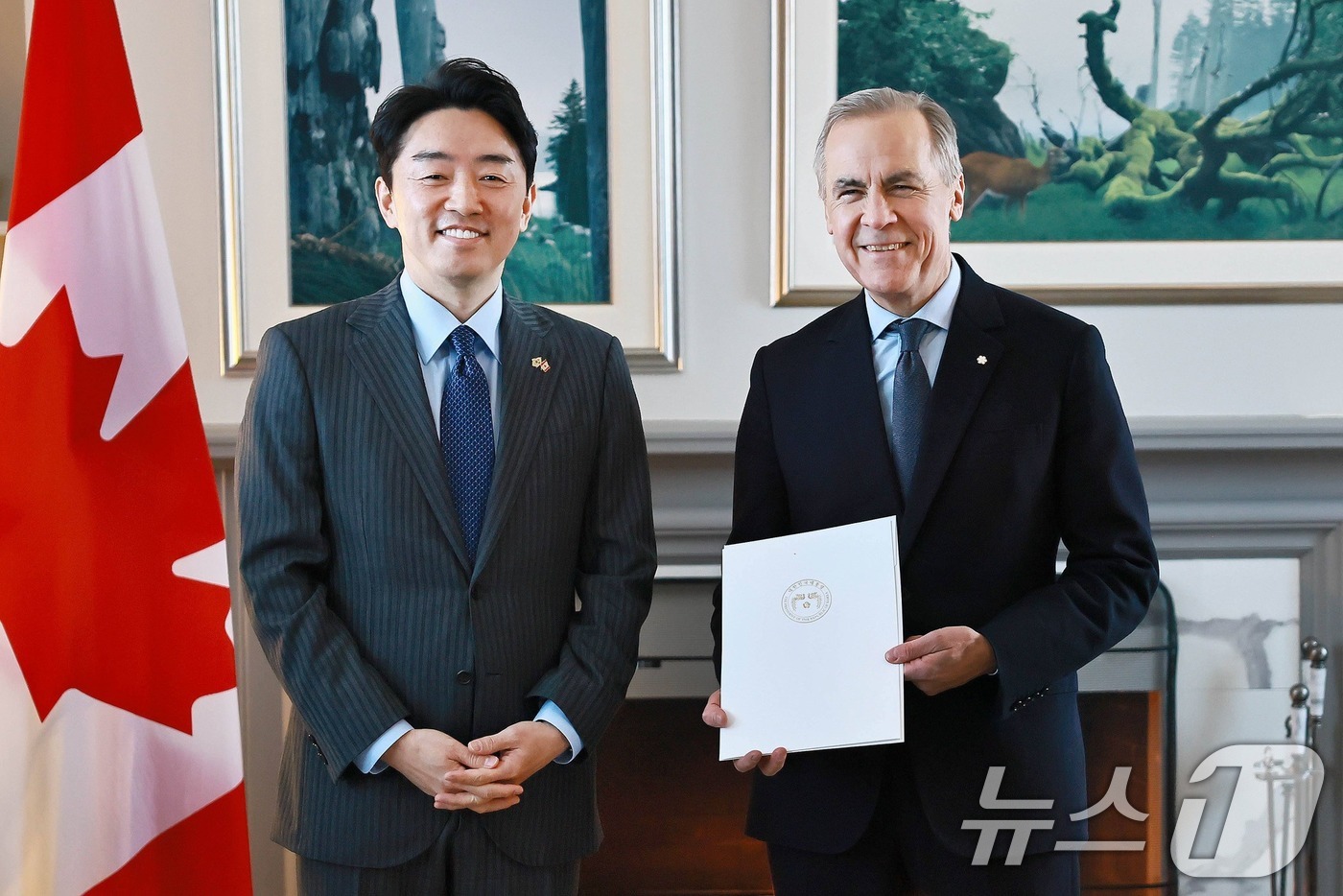 (서울=뉴스1) 이재명 기자 = 전략경제협력 특사인 강훈식 대통령 비서실장이 29일 SNS를 통해 마크 카니 캐나다 총리에게 이재명 대통령의 친서를 전달했다고 밝혔다. (강훈식 비 …