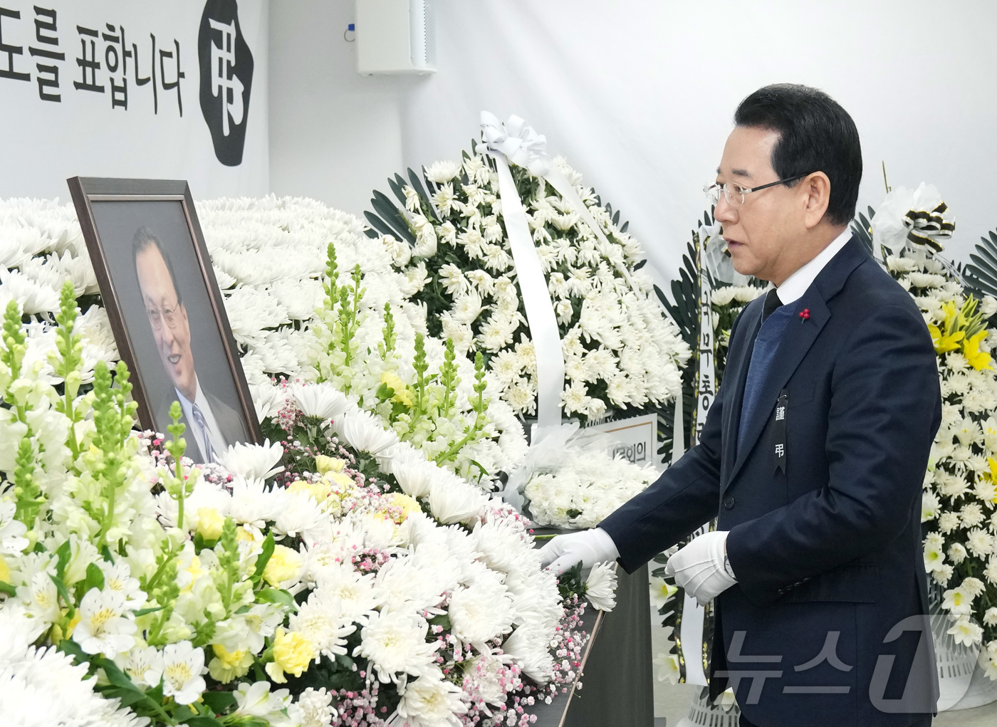 (무안=뉴스1) 전원 기자 = 김영록 전라남도지사가 28일 더불어민주당 전남도당에 마련된 고 이해찬 민주평통자문회의 수석부의장 분향소를 방문해 실·국장들과 조문하고 있다.(전남도 …