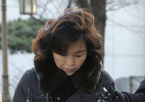 고개 떨군 김경