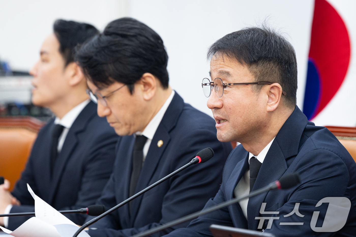 (서울=뉴스1) 유승관 기자 = 한병도 더불어민주당 원내대표가 29일 서울 여의도 국회에서 열린 정책조정회의에서 모두 발언을 하고 있다. 2026.1.29/뉴스1